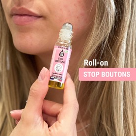 Points noirs, boutons, imperfections… On est toujours déçu de les voir sortir au mauvais moment ! Et on se demande systématiquement comment les traiter au plus vite et sans cicatrice ! ✋🏼Pour formuler notre roll-on, à utiliser localement sur un bouton (3 fois par jour), nous avons sélectionné nos huiles essentielles de : 👉 Lavande fine AOP de Haute-Provence 👉 Tea-tree 👉 Palmarosa 👉 Géranium rosatElles sont reconnues pour faire disparaître les imperfections tout en réparant la peau très rapidement ! Diluées dans notre huile végétale de jojoba, voici une synergie qui va vous plaire ! Le jojoba est réputé pour réguler la sécrétion de sébum sans rendre la peau grasse pour autant ! ✨Le tout avec un parfum floral et délicat pour une utilisation pratique et très agréable !Alors n’hésitez plus ! Testez-le et donnez-nous vite votre avis ! 🥰#Aromathérapie #huileessentielle #huilesessentielles #aromatherapy #essentialoil #essentialoils #Provence #Valensole #Plateaudevalsensole #Alpesdehauteprovence #qualite #bouton #ado #adolescent #soindepeau #soindelapeau #peaumixte #peaugrasse #skincare #naturo #naturopathie #pharmacie #officine #sante #therapeuthe