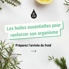 Et si vous restiez en forme cet hiver ? Une des solutions consiste à préparer son organisme en renforçant son immunité. De nombreuses huiles essentielles sont réputées pour cela. 🤒🌿Est-ce que vous les connaissez ? Savez-vous comment les utiliser correctement ?Pour un usage atmosphérique, optez pour le ravintsara, le citron, le thym à thujanol et le niaouli : 👉 En diffusion : Placez dans votre diffuseur, 3 gouttes de chaque HE et laissez diffuser dans votre intérieur, pendant 20 minutes, 2 à 3 fois par jour. 👉 En spray ambiant : Placez dans un flacon de 50 ml, 8 gouttes de chaque HE, ajoutez 35 ml d’alcool et 15 ml d’eau. Agitez légèrement et pulvérisez le mélange dans l’atmosphère, 2 à 3 fois par jour. 👉 En inhalation : Sur un mouchoir (inhalation sèche), placez 1 goutte de chaque et respirez ce parfum. Vous pouvez aussi les verser dans un bol d’eau frémissante (inhalation humide), à raison de 2 gouttes de chaque, à respirer 2 à 3 fois par jour.Pour un usage sur la peau, choisissez les HE d’eucalyptus radié et de ravintsara : 👉 En application cutanée : Diluez une goutte de ces HE dans une noisette d’huile de nigelle et massez la voute plantaire, tous les soirs, 5 jours sur 7 avec ce mélange pendant 1 mois. A renouveler un mois sur 2 pendant l’hiver. 👉 Bain : Dans une cuillère à soupe de Cétiol, un bouchon de gel douche ou de shampoing, versez 5 gouttes de chacune de ces HE et diluez l’ensemble dans l’eau du bain avant de vous y plonger. A réaliser 1 à 2 fois par semaine. 👉 Miel : Dans une cuillère de miel, diluez 1 goutte de chacune de ces HE et avalez l’ensemble, 1 fois par jour, 5 jours sur 7. A renouveler 1 mois sur 2 pendant l’hiver.⚠️ Précautions d’emploi : ne pas utiliser ces huiles essentielles pendant la grossesse, l’allaitement, en cas d’asthme ou d’épilepsie. Les doses indiquées ici sont adaptées aux adultes.#Aromathérapie #huileessentielle #huilesessentielles #aromatherapy #essentialoil #essentialoils #Provence #Valensole #Plateaudevalsensole #Alpesdehauteprovence #qualite #hiver #défenses #grippe #rhume #ravintsara #citron #thym #thymthujanol #niaouli #eucalyptus
