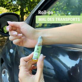 Vous êtes sujet au mal des transports ? Vos enfants sont malades en voiture et vous souhaitez les apaiser naturellement ? Notre roll-on mal des transports est ce qu’il vous faut ! 💚   Grâce à son efficacité constatée en moins de 10min*, le roll-on Mal des transports aide à passer des voyages sereins. 😌 Enrichi en huiles essentielles de : 👉 Citron jaune 👉 Menthe poivrée 👉 Gingembre frais   Ces huiles essentielles s'associent pour donner au Roll-on Mal des Transports un parfum agréable et tonifiant. Il est idéal pour préparer ou poursuivre un voyage en toute quiétude. Sa formule bio 100% naturelle a été testée dermatologiquement pour convenir à toute la famille dès 3 ans. 🌿   *Efficacité approuvée par un laboratoire indépendant (test d'usage consommateurs).   #Aromathérapie #huileessentielle #huilesessentielles #aromatherapy #essentialoil #essentialoils #Provence #Valensole #Plateaudevalsensole #Alpesdehauteprovence #qualite #moustique #moustiques #piquresdinsectes #piqures #piqure #moustiquestigre #famille #été